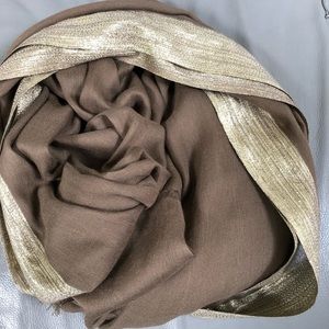 Banana Republic lightweight women’s scarf/wrap